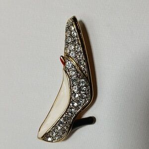 Crystal Embellished Black And Red Enamel Women's Shoe Brooch Pin.